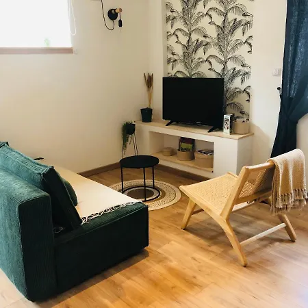 De La Cour Au Grenier Apartment