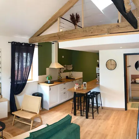 Apartment De La Cour Au Grenier